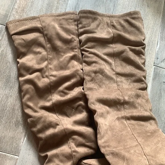 Super Stylish over the knee suede boots 😍 - Picture 4 of 4